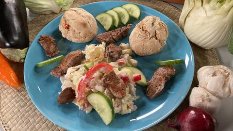 Kalbsfiletstreifen auf Spitzkohlsalat mit Brotbällchen