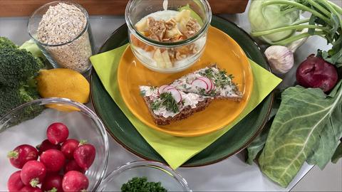 Joghurt mit Früchten und Nüssen sowie Vollkornbrot mit Frischkäse
