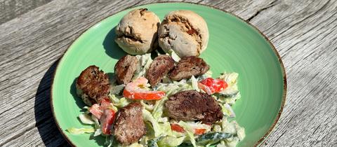 Kalbsfiletstreifen auf Spitzkohlsalat mit Brotbällchen