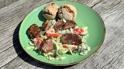 Kalbsfiletstreifen auf Spitzkohlsalat mit Brotbällchen
