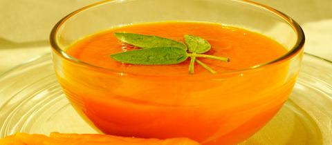 Eine Schüssel gefüllt mit Karotten-Erbsen-Suppe