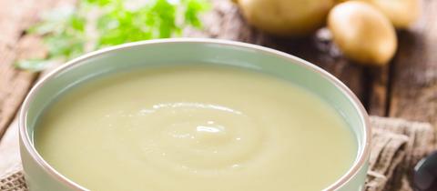 Kartoffelcremesuppe in einem tiefen Teller 