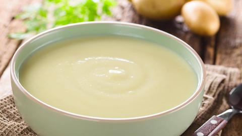 Kartoffelcremesuppe in einem tiefen Teller 