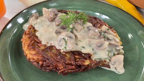 Kartoffelrösti mit Rahmpilzen und Gurken-Dill-Salat