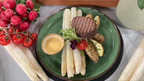 Spargel mit Rinderfilet, neuen Kartoffeln und Sauce Hollandaise