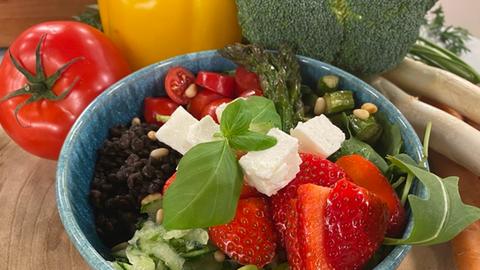 Erdbeeren, Feta, Gemüse in einer Schüssel