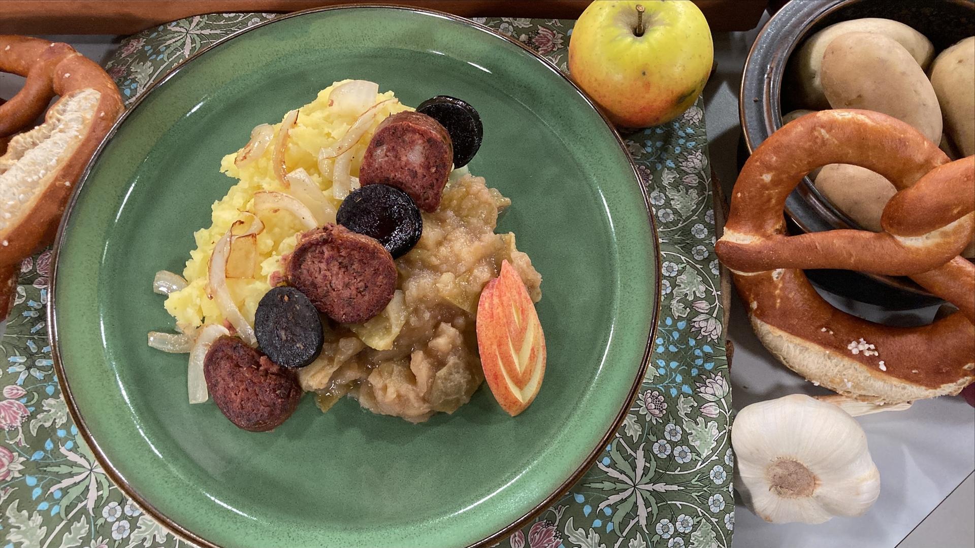 Rezept: &amp;quot;Himmel und Erde&amp;quot; mit gebratener Blut- und Leberwurst | hr ...