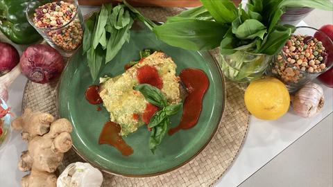 Mit Käse gefüllte Bärlauch-Crêpes und Blattspinatsalat mit Tomaten-Vinaigrette