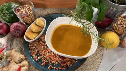 Rote Linsensuppe mit frittiertem Tofu und gerösteten Kichererbsen