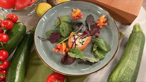 Lachs mit Zucchini, Frischkäse, Oliven und Wildkräutersalat und Tomatensalsa