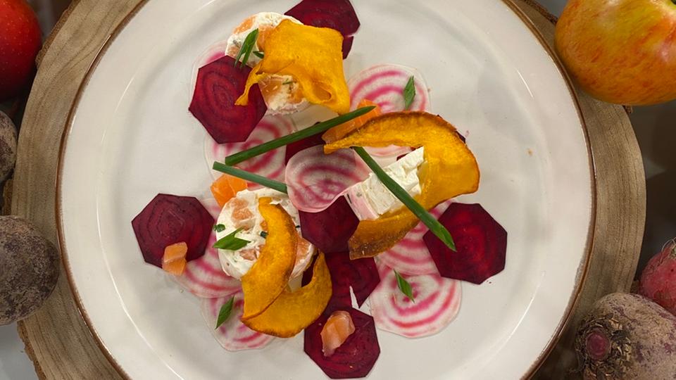 Rezept: Lachsforelle an gemischter Bete mit frittiertem Kürbis | hr ...