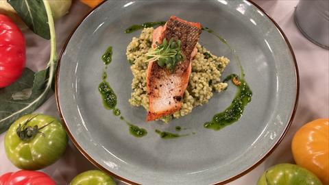 Lachsforellenfilet auf der Haut gebraten mit Perlgraupen-Bärlauch-Risotto