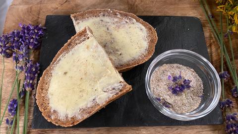 Zwei mit Lavendelsalz geschmierte Scheiben Brot