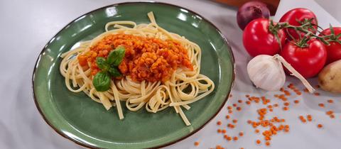 Linguine mit feiner Linsen-Bolognese, angerichtet