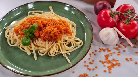 Linguine mit feiner Linsen-Bolognese, angerichtet