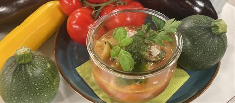 Mediterrane Gemüse-Bohnensuppe mit Pesto