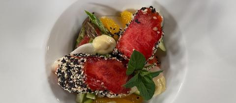 Melonen-Teriyaki mit roh mariniertem Spargelsalat und Wasabi-Mayonnaise