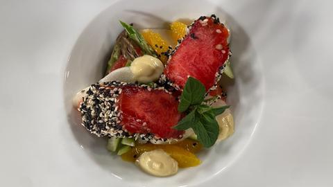 Melonen-Teriyaki mit roh mariniertem Spargelsalat und Wasabi-Mayonnaise