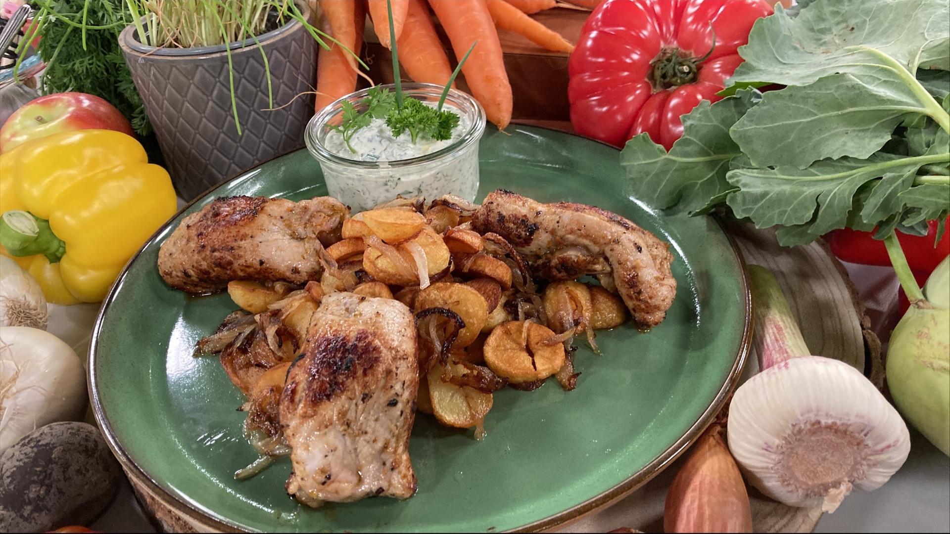 Rezept: Kalbsröllchen mit rotem Pesto, Kräuter-Schmand und ...