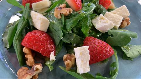 Rucola-Spinat-Salat mit Holunderblüten, Feta und Erdbeeren  