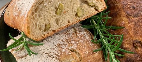 Mediterranes Weißbrot mit Oliven