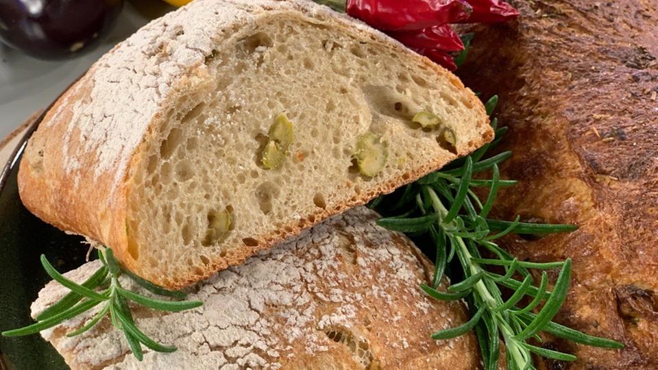 Rezept: Mediterranes Weißbrot mit Oliven | hr-fernsehen.de | Rezepte