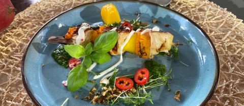 Hühnchen-Mango-Süßkartoffel-Grillspieße mit Salsa Verde und Limetten-Chili-Mayonnaise