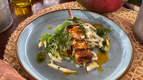 Bürgermeisterstück, Zwiebel und Champignons auf Zitronengrasspießen mit Kräuter-Schmand 