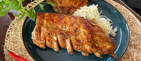 Marinierte Grillrippchen und Koteletts mit Krautsalat