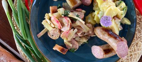 Bratwurstsalat mit Mamas Kartoffelsalat und Knoblauch-Senfsoße