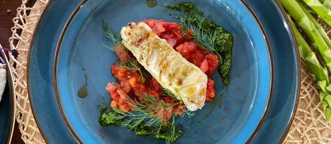 Spitzkohl Roulade mit Feta, Salsa Verde und Tomatenkompott 