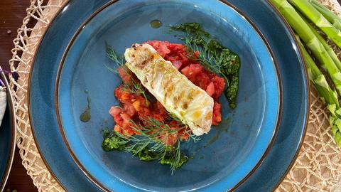 Spitzkohl Roulade mit Feta, Salsa Verde und Tomatenkompott 