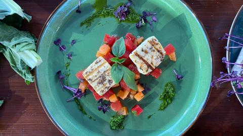 Halloumi vom Grill mit Melonensalsa und Estragon 