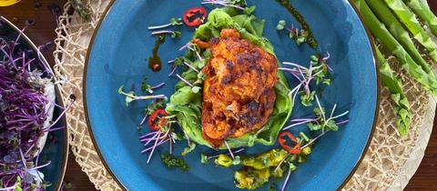 Blumenkohl-Chili-Tomate mit marinierter Gurke und Zitrone 