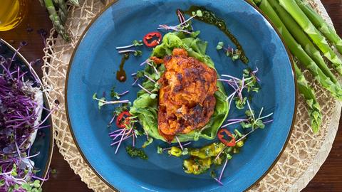 Blumenkohl-Chili-Tomate mit marinierter Gurke und Zitrone 