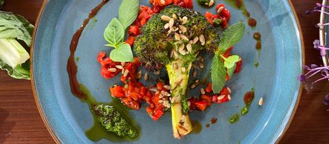 Broccoli und Paprika vom Grill mit Estragon, Sonnenblumenkernen und Olivenöl 