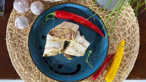 Wraps mit Schweinesteak und Kimchi