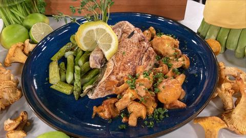 "Supreme" vom Huhn mit Pfifferlingen und grünem Spargel