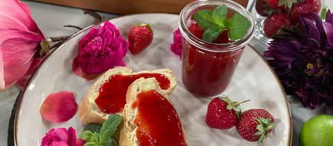 Erdbeermarmelade mit Rosenblüten