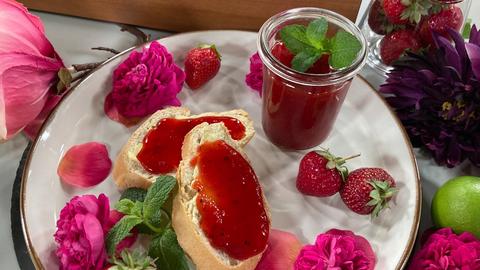 Erdbeermarmelade mit Rosenblüten