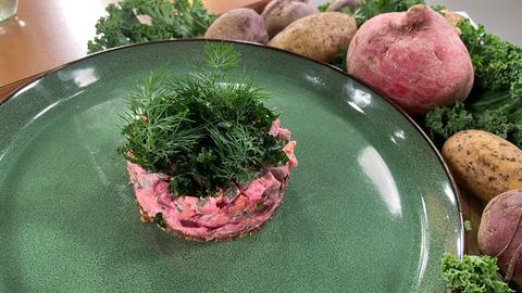 Rote Bete-Matjessalat auf Pumpernickel
