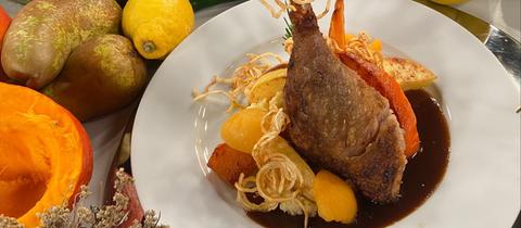 Geschmorte Gänsekeule an gebratenem Kürbis, Quitte und Mispel mit Kartoffel-Petersilienwurzelstampf und frittiertem Sellerie 