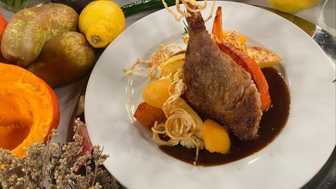 Geschmorte Gänsekeule an gebratenem Kürbis, Quitte und Mispel mit Kartoffel-Petersilienwurzelstampf und frittiertem Sellerie 