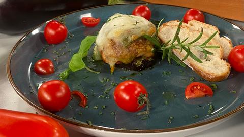 Gebackene Hähnchenkeule mit Auberginen und Tomaten