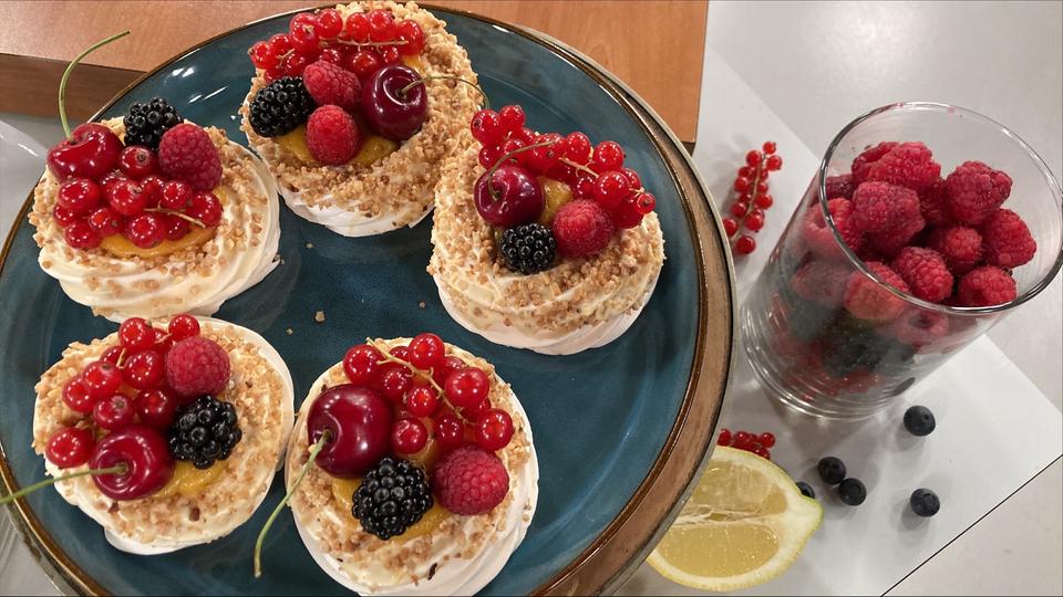 Rezept: Mini Pavlovas mit Zitronencreme | hr-fernsehen.de | Rezepte