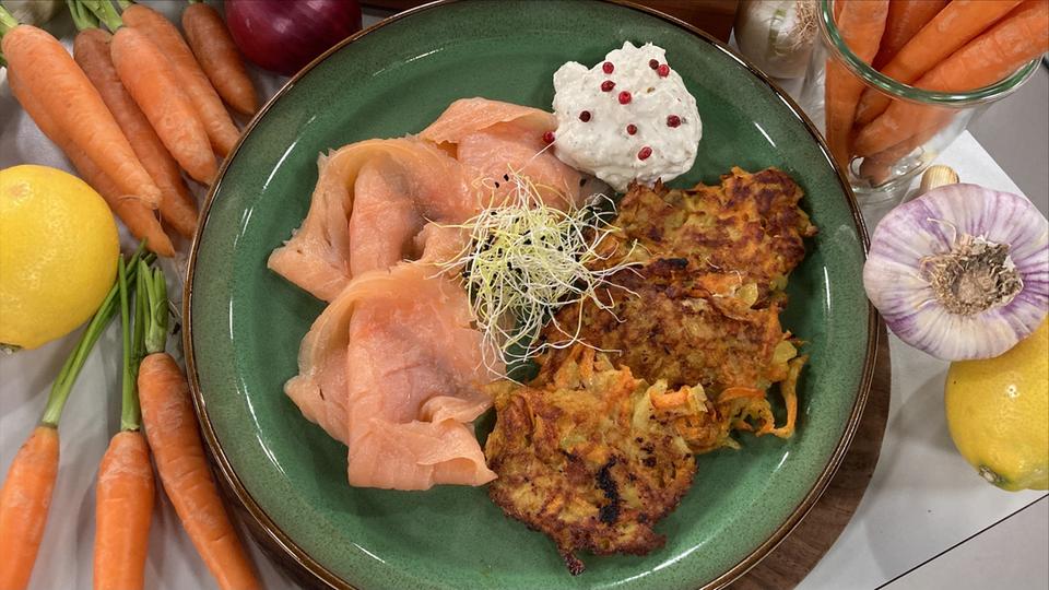 Rezept: Möhren-Kartoffelpuffer mit Räucherlachs und Meerrettich-Dip ...