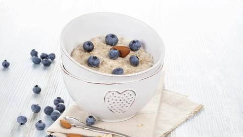 Eine Schüssel Oats mit Blaubeeren