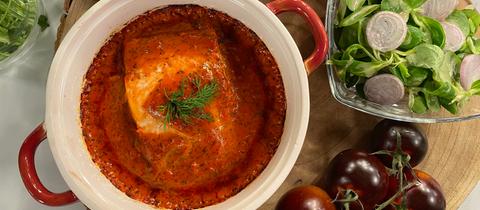 Ofenlachs mit Tomaten-Dill-Soße und Feldsalat