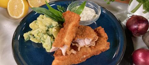 Paniertes Rotbarschfilet mit Bärlauch-Kartoffelsalat