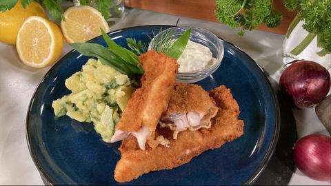 Paniertes Rotbarschfilet mit Bärlauch-Kartoffelsalat